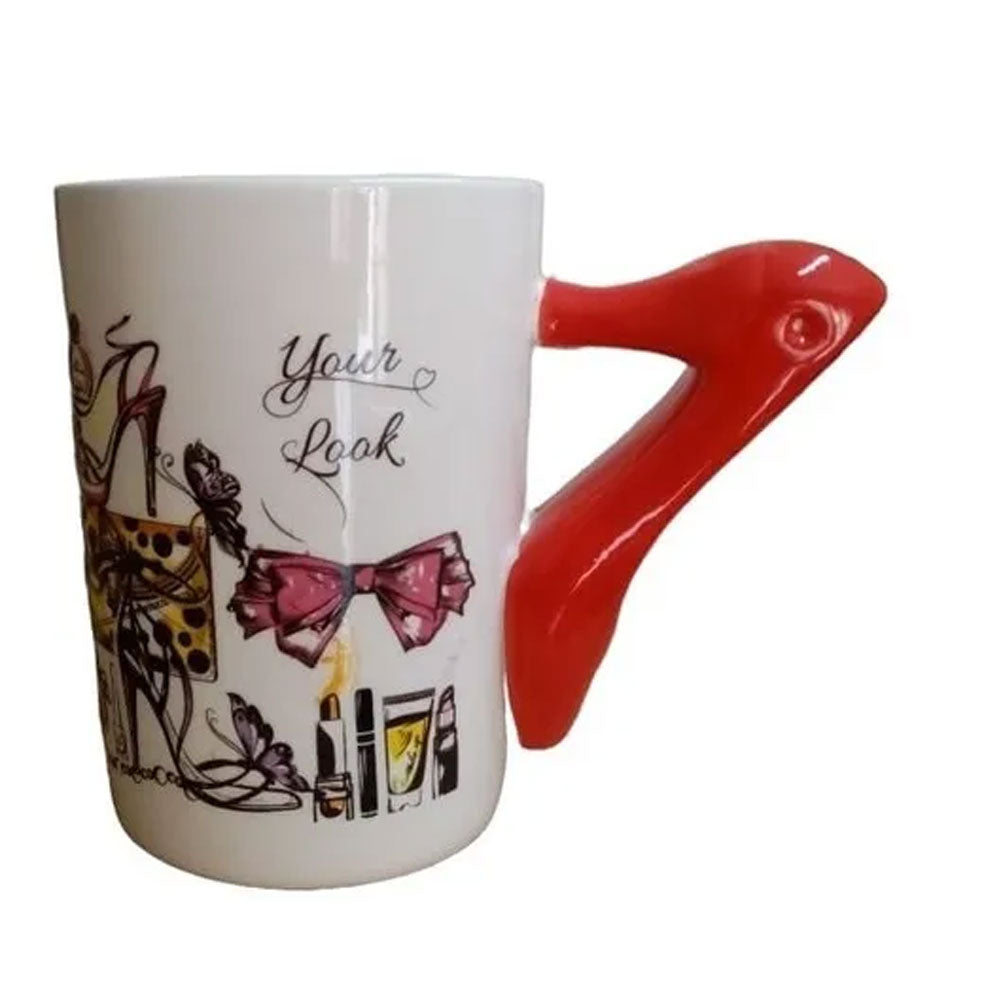 Taza en con mango en forma de zapatilla roja
