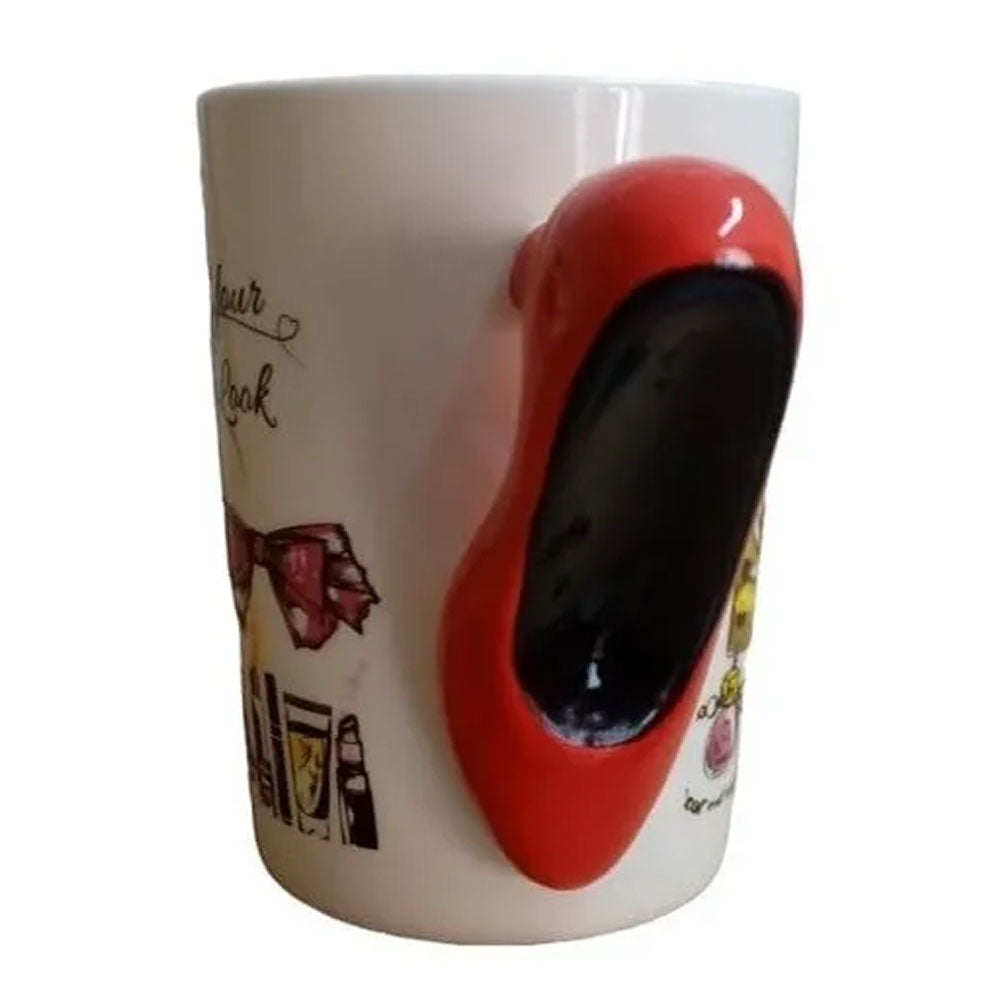 Taza en con mango en forma de zapatilla roja