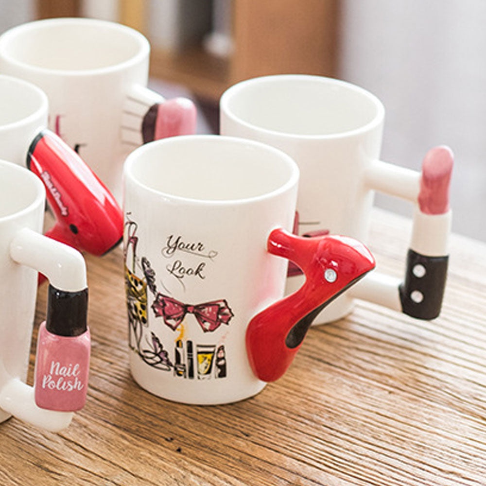 Taza en con mango en forma de zapatilla roja